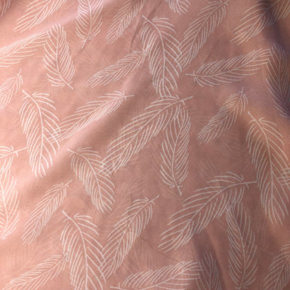 Torrid Pink Feather Print Sharkbite Blouse SZ 2 - Picture 6 of 8